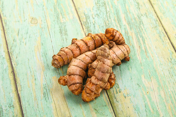 Fresh raw asian tumeric roots