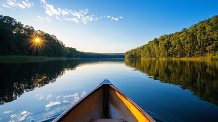 A bord d'une barque sur un lac au milieu de la for&ecirc;t et un beau ciel bleu.