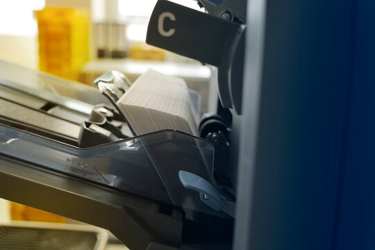An enveloping machine at the lettershop prepares and processes letters and mailings for the post office or print shop. Print sorted with spine. Lettershop or bookbinder manufacture.	