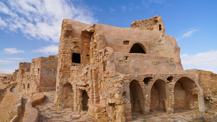 Naklejka premium Ksar Chenini,governatorato di Tataouine, Tunisia, resti del tipico villaggio fortificato Berbero composto da granai e abitazioni costruiti all'interno di un muro di cinta difensivo.Tatoaine, Tunisia