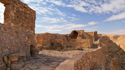 Ksar Chenini,governatorato di Tataouine, Tunisia, resti del tipico villaggio fortificato Berbero composto da granai e abitazioni costruiti all'interno di un muro di cinta difensivo.Tatoaine, Tunisia