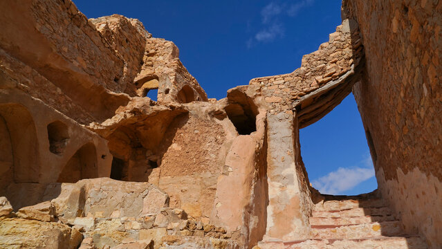 Ksar Chenini,governatorato di Tataouine, Tunisia, resti del tipico villaggio fortificato Berbero composto da granai e abitazioni costruiti all'interno di un muro di cinta difensivo.Tatoaine, Tunisia