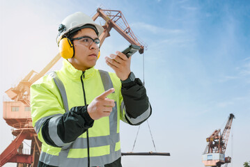 Ingeniero de construcción con equipo de seguridad (casco, gafas, audífonos y chaqueta...