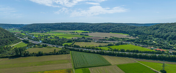 Fototapeta premium Blick in den Naturpark Altmühltal rund Kinding in Oberbayern im Sommer