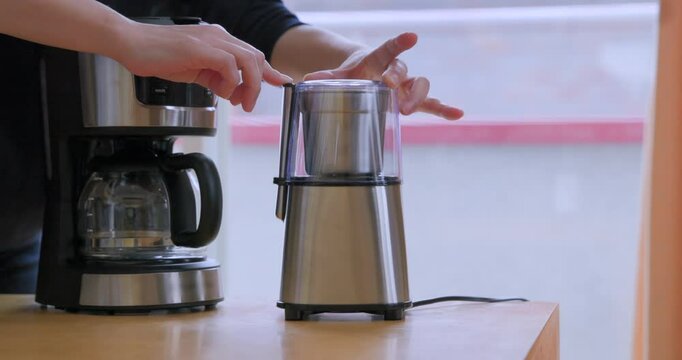 おいしいコーヒーを飲む為にドリッパーで豆を引く女性