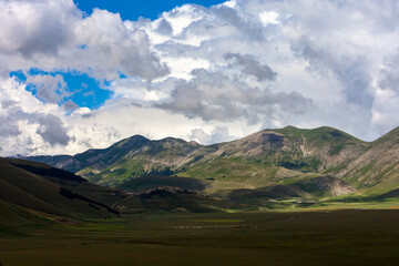 Paesaggio del Parco Nazionale dei Monti Sibillini, tra Marche e Umbria, in una soleggiata giornata di inzio estate, Italia
