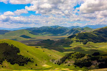 Paesaggio del Parco Nazionale dei Monti Sibillini, tra Marche e Umbria, in una soleggiata giornata di inzio estate, Italia