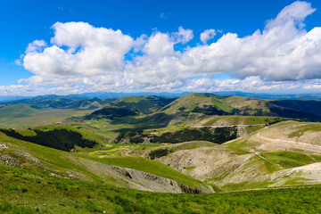 Fototapeta premium Paesaggio del Parco Nazionale dei Monti Sibillini, tra Marche e Umbria, in una soleggiata giornata di inzio estate, Italia
