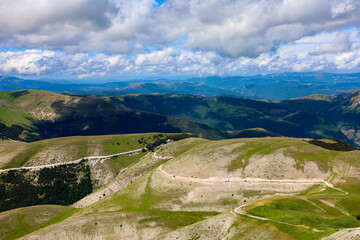 Paesaggio del Parco Nazionale dei Monti Sibillini, tra Marche e Umbria, in una soleggiata giornata di inzio estate, Italia