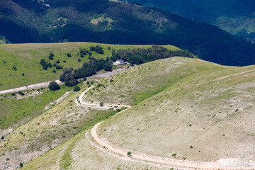 Paesaggi del Parco Nazionale dei Monti Sibillini tra Marche e Umbria in una soleggiata giornata estiva, Italia