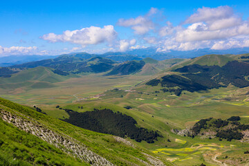 Paesaggi del Parco Nazionale dei Monti Sibillini tra Marche e Umbria in una soleggiata giornata estiva, Italia