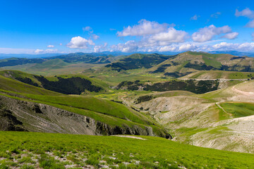 Paesaggi del Parco Nazionale dei Monti Sibillini tra Marche e Umbria in una soleggiata giornata estiva, Italia
