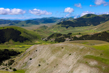 Paesaggi del Parco Nazionale dei Monti Sibillini tra Marche e Umbria in una soleggiata giornata estiva, Italia
