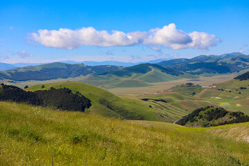 Paesaggi del Parco Nazionale dei Monti Sibillini tra Marche e Umbria in una soleggiata giornata estiva, Italia