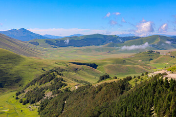 Paesaggi del Parco Nazionale dei Monti Sibillini tra Marche e Umbria in una soleggiata giornata estiva, Italia