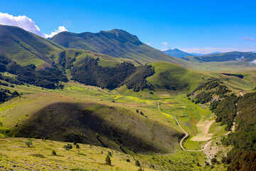 Paesaggi del Parco Nazionale dei Monti Sibillini tra Marche e Umbria in una soleggiata giornata estiva, Italia