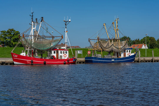 Fischkutter liegen im Hafen an der Nordsee