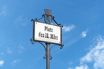 Historisches Straßenschild; Platz des 18. März, Berlin, Deutschland