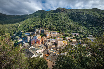 le village de Nonza dans le Cap Corse en haute-corse face à la mer méditerranée où se trouve la...