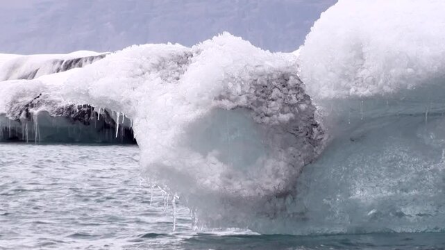 Eissee mit Eisbergen, Gletscherlagune, J&ouml;kuls&aacute;rl&oacute;n in Island, Frost