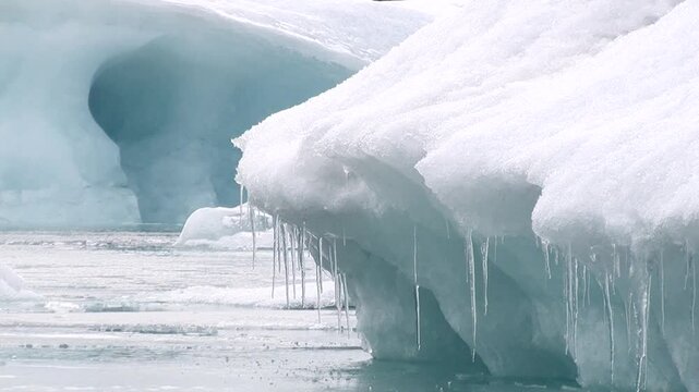 Eissee mit Eisbergen, Gletscherlagune, J&ouml;kuls&aacute;rl&oacute;n in Island, Frost