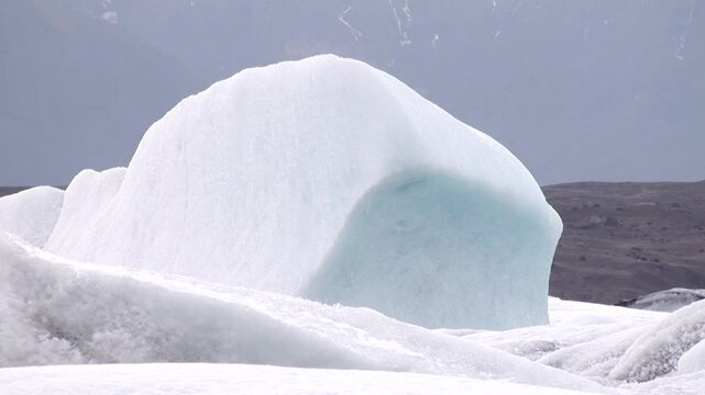 Eissee mit Eisbergen, Gletscherlagune, J&ouml;kuls&aacute;rl&oacute;n in Island, Frost