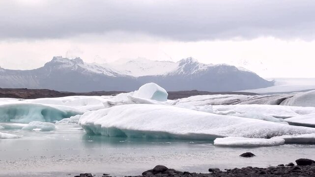 Eissee mit Eisbergen, Gletscherlagune, J&ouml;kuls&aacute;rl&oacute;n in Island, Frost