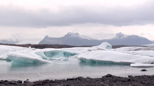 Eissee mit Eisbergen, Gletscherlagune, J&ouml;kuls&aacute;rl&oacute;n in Island, Frost