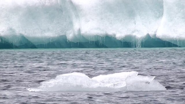 Eissee mit Eisbergen, Gletscherlagune, J&ouml;kuls&aacute;rl&oacute;n in Island, Frost