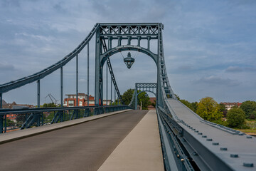 Fototapeta premium Straße auf der Kaiser-Wilhelm-Brücke in Wilhelmshaven