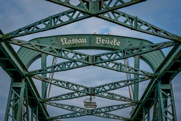 Fototapeta premium Stahlkonstruktion der Nassau-Brücke in Wilhelmshaven