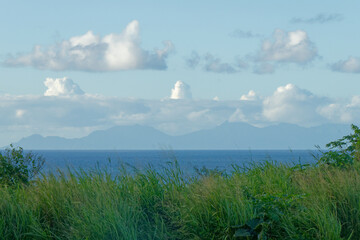 Le massif montagneux sur la côte de l'île de la Dominique vu du nord de la Martinique.