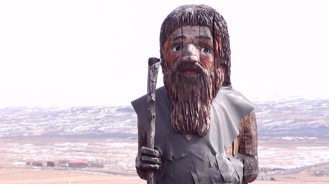 Troll aus Holz in Vulkanlandschaft in Island, Skulptur, Sagengestalt
