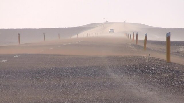 Auto f&auml;hrt auf Strasse mit Vulkanstaub, Vulkanische Aktivit&auml;t, Island, Sandsturm