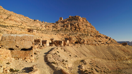 Fototapeta premium Ksar Douiret,governatorato di Tataouine, Tunisia, resti del tipico villaggio fortificato Berbero composto da granai e abitazioni costruiti all'interno di un muro di cinta difensivo.Tatoaine, Tunisia