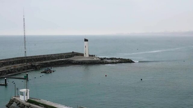Faro en marina de Lima y oc&eacute;ano Pacifico