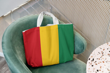 Naklejka premium Shopping bag with the flag of Guinea 3D Rendering