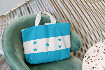 Naklejka premium Shopping bag with the flag of Honduras 3D Rendering