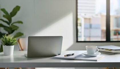 낡은 필름 카메라와 펼쳐진 사진들