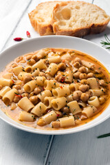 Pasta con ceci, ricetta tradizionale della cucina contadina italiana, cibo europeo 