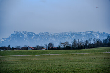 Fototapeta premium Die Alpen im Rupertiwinkel bei Ainring, Oberbayern
