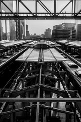 Obraz premium jr大阪駅構内をモノクロで撮影