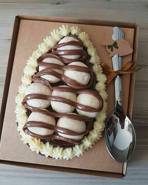 Ovo de Colher Artesanal com Creme Branco e Beijinho no Topo em Embalagem 