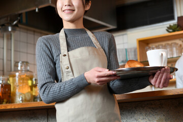 飲食店で働くアジア人の若い女性の店員