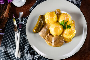 Braised pork tongues in mustard-horseradish sauce.