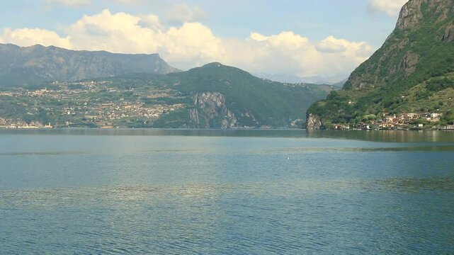 Le lac d'Is&eacute;o, en Italie, ench&acirc;ss&eacute; dans les alpes italiennes et bord&eacute; de villages touristiques.