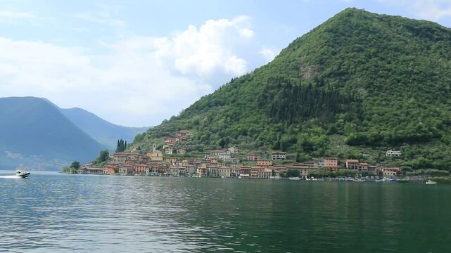 Le petit village de p&ecirc;cheurs de Maraglio sue l'&icirc;le Monte Isola au lac d'Is&eacute;o, en Italie.