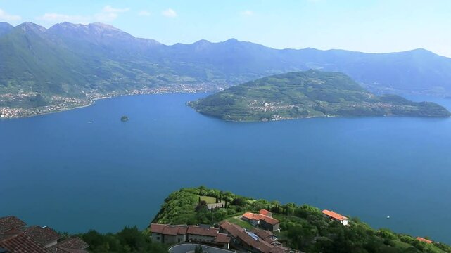 Le lac d'Is&eacute;o, en Italie, et l'&icirc;le touristique de Monte Isola en son centre.
