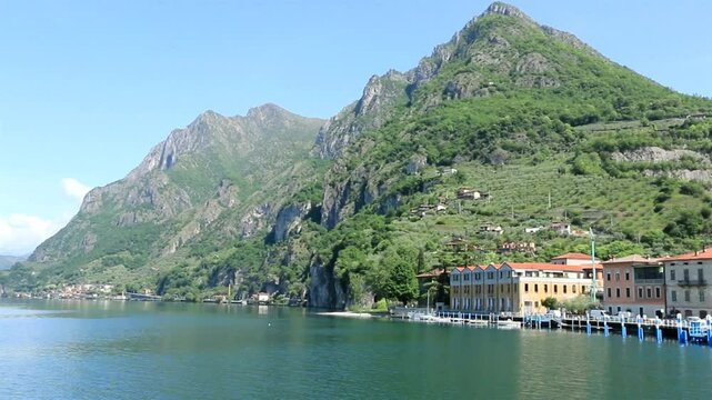 Le lac d'Is&eacute;o, en Italie, ench&acirc;ss&eacute; dans les alpes italiennes et bord&eacute; de villages touristiques.