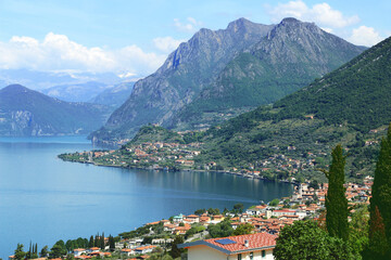 Le lac d'Is&eacute;o, en Italie, ench&acirc;ss&eacute; dans les alpes italiennes et bord&eacute; de villages touristiques.